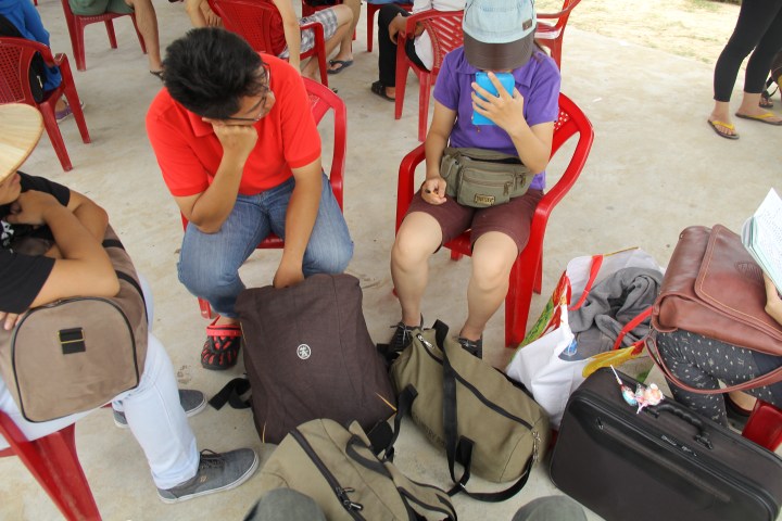 chuẩn bị lên tàu đi qua cù lao chàm