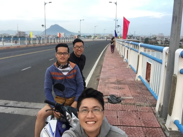 Ngày 2 3 thanh niên ngắm bình minh sớm